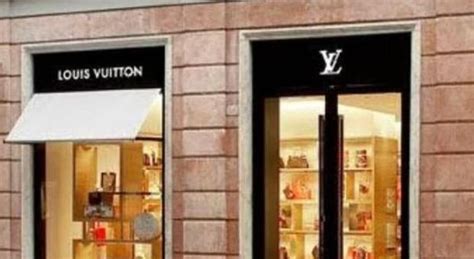 sfondo louis vuitton viola|Usano l'auto come ariete per sfondare la porta e  .